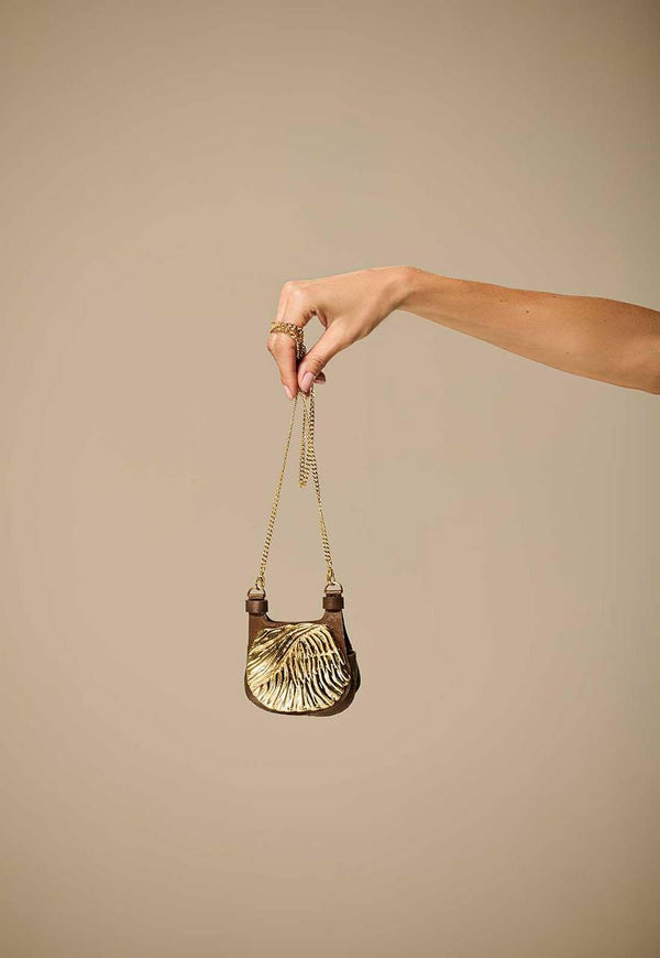 MINI BOLSA COM PLACA ALTO RELEVO